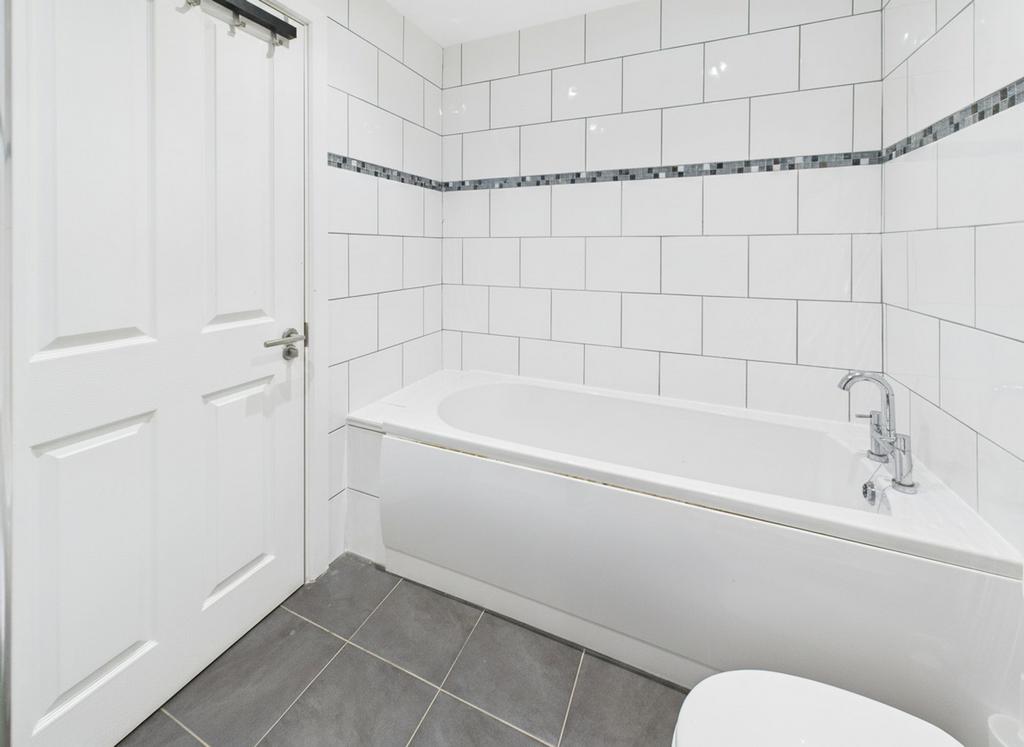 Bathroom (First Floor)