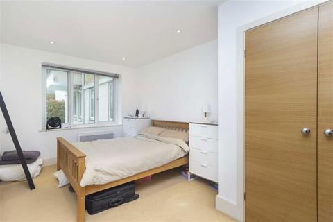 2 bedroom flat to rent, Strand Drive, Richmond TW9
