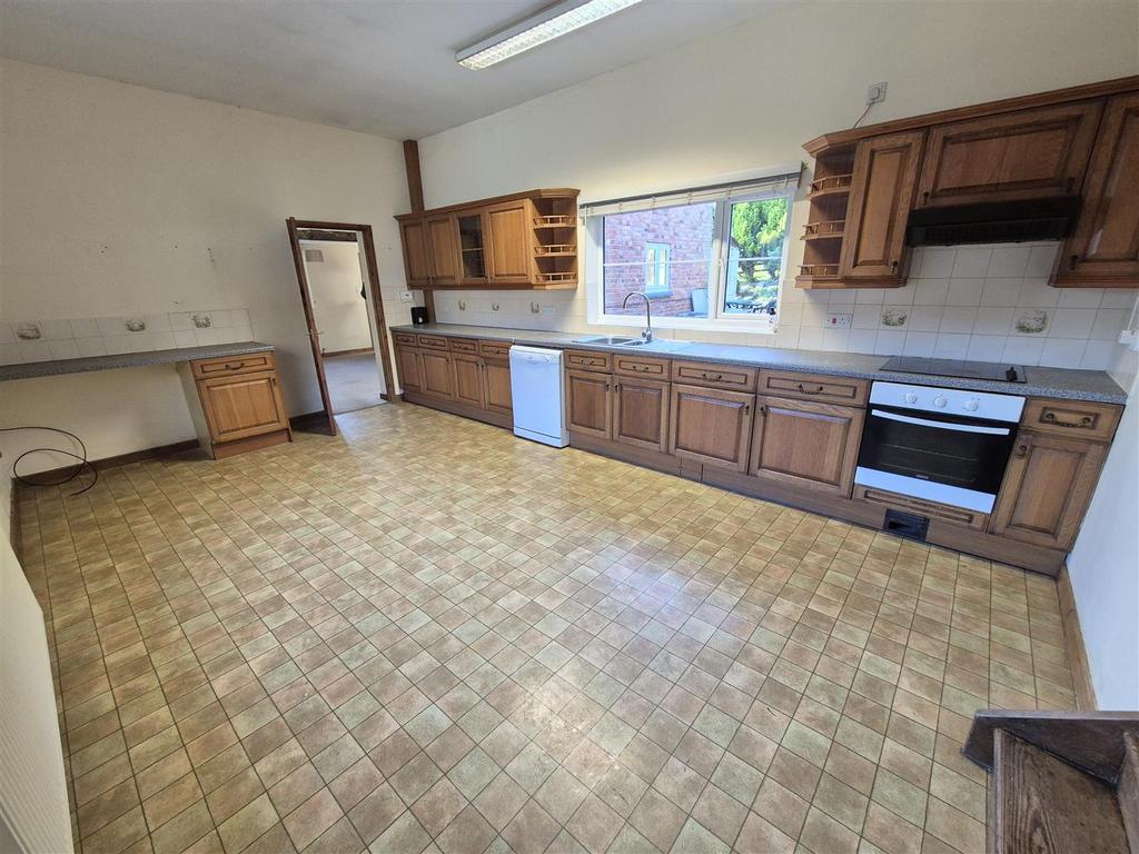 Kitchen 2.jpg