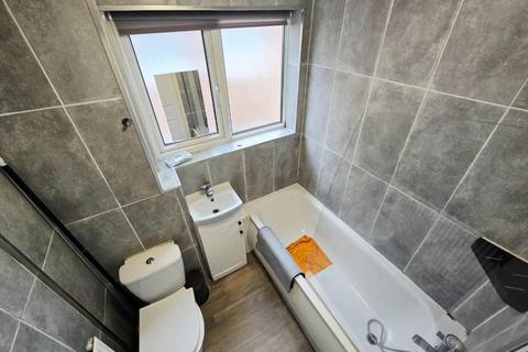2 bedroom flat to rent, Southmead Crescent, Waltham Cross EN8