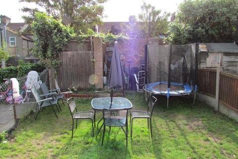 2 bedroom end of terrace house for sale, Avenue Road, Chadwell Heath RM6