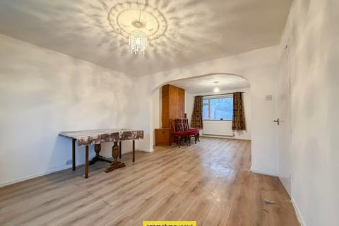 3 bedroom semi-detached house to rent, Hayhurst Road Luton LU4 0DA