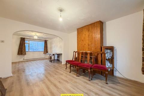 3 bedroom semi-detached house to rent, Hayhurst Road Luton LU4 0DA