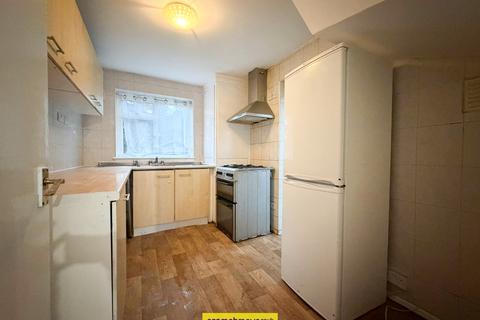 3 bedroom semi-detached house to rent, Hayhurst Road Luton LU4 0DA