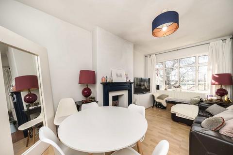 3 bedroom flat to rent, Fieldview, London SW18