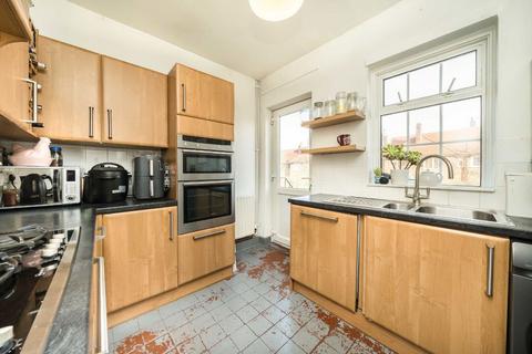 3 bedroom flat to rent, Fieldview, London SW18
