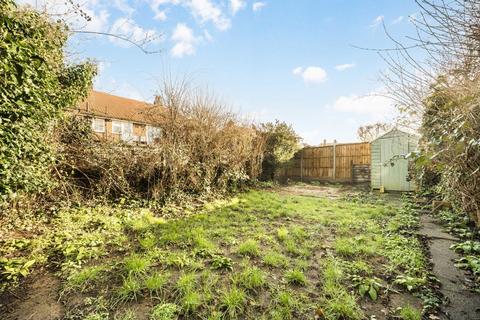 3 bedroom flat to rent, Fieldview, London SW18