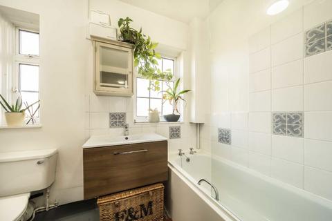 3 bedroom flat to rent, Fieldview, London SW18