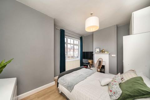 3 bedroom flat to rent, Fieldview, London SW18