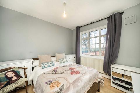 3 bedroom flat to rent, Fieldview, London SW18