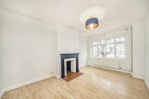 3 bedroom flat to rent, Fieldview, London SW18
