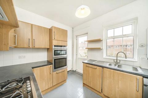 3 bedroom flat to rent, Fieldview, London SW18