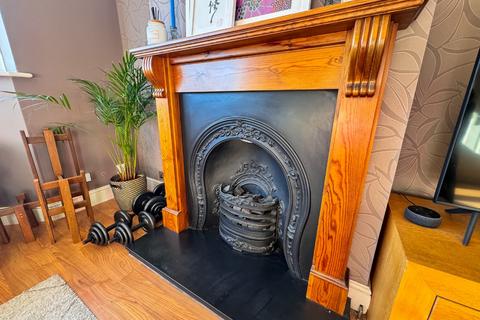 3 bedroom terraced house to rent, Thornhill Avenue, Plumstead, London, SE18 2HR