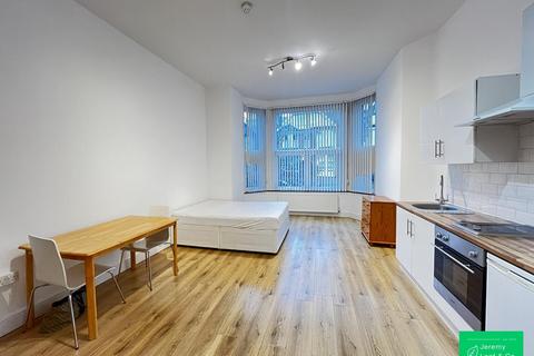 Studio to rent, Princes Avenue, Muswell Hill