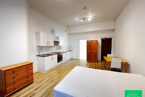 Studio to rent, Princes Avenue, Muswell Hill