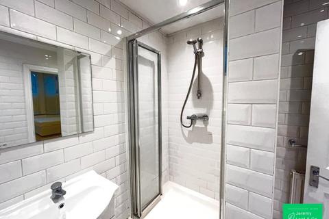 Studio to rent, Princes Avenue, Muswell Hill