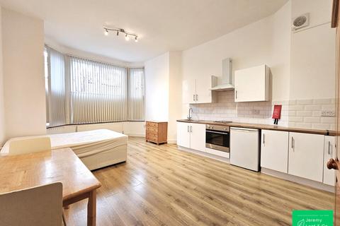 Studio to rent, Princes Avenue, Muswell Hill