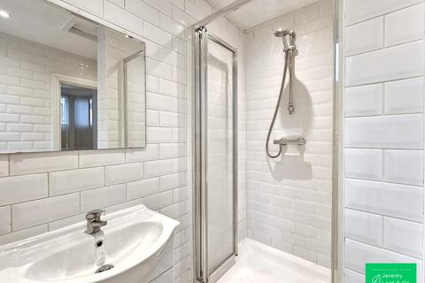 Studio to rent, Princes Avenue, Muswell Hill