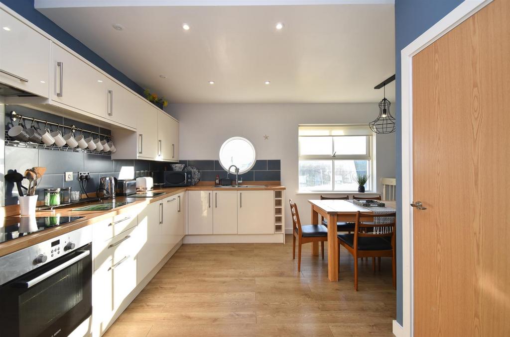 Eat-in kitchen