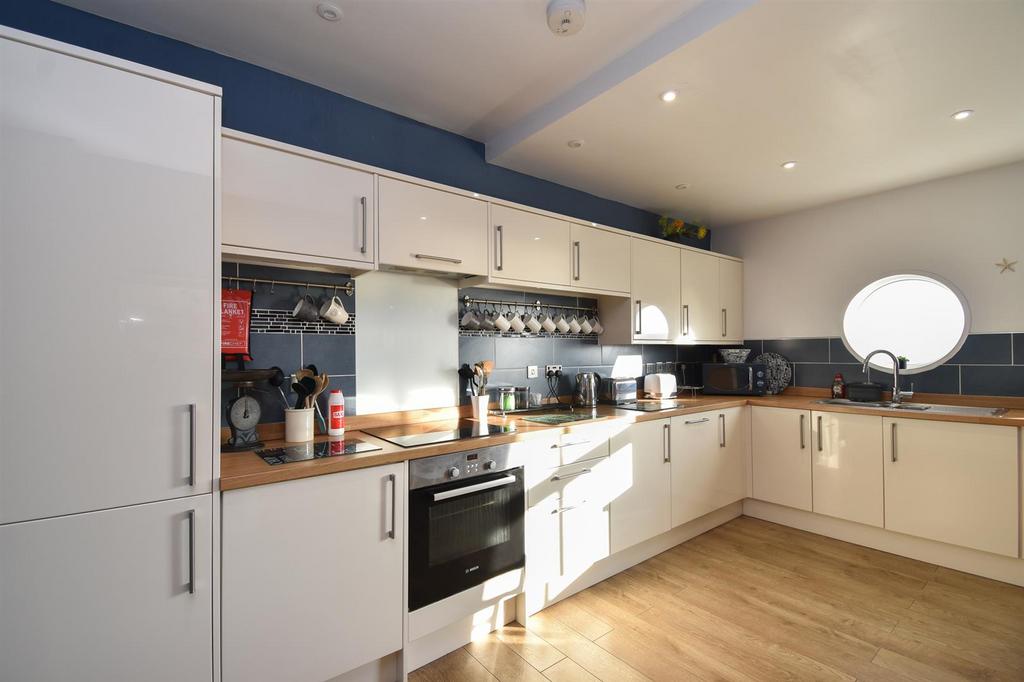 Eat-in kitchen