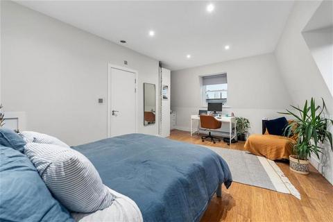 3 bedroom flat to rent, Kingsland High Street, London E8