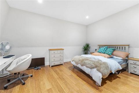 3 bedroom flat to rent, Kingsland High Street, London E8