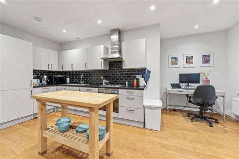 3 bedroom flat to rent, Kingsland High Street, London E8