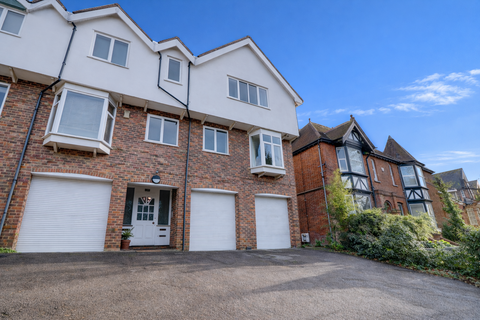3 bedroom apartment to rent, Amersham Hill, Buckinghamshire HP13