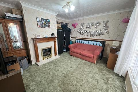 4 bedroom semi-detached house to rent, Priscilla Close, Norwich NR5