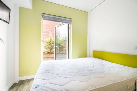 Studio to rent, St Anns Road, Holland Park, London, W11