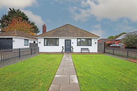 3 bedroom bungalow for sale, Robin Hoods Walk, PE21