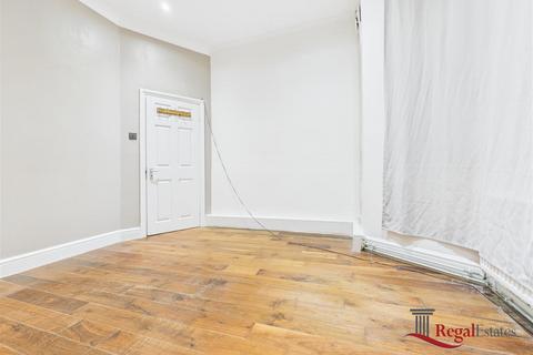 2 bedroom flat to rent, West Ella Road, London, NW10