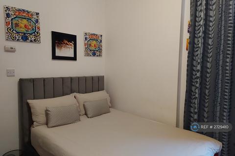 Studio to rent, London, London, W12