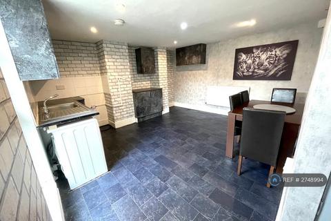 2 bedroom terraced house to rent, Colwyn Road, Leeds, LS11