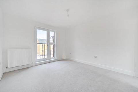 3 bedroom terraced house to rent, Harebell Way, Hampshire SO22