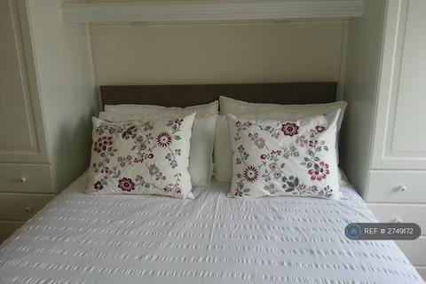 2 bedroom flat to rent, Ladbroke Grove, London, W10