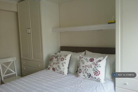 2 bedroom flat to rent, Ladbroke Grove, London, W10