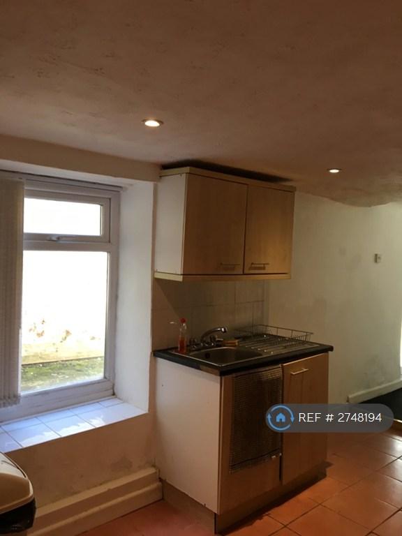 Kitchen Units And Window