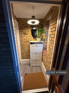 2 bedroom flat to rent, Vicarage Square, Grays, RM17