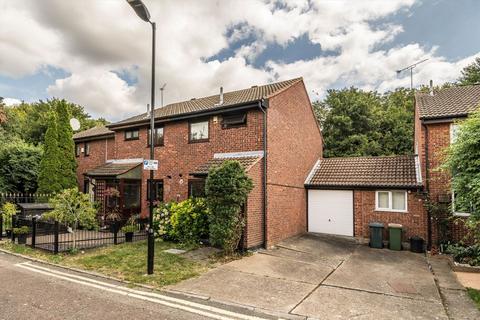 2 bedroom terraced house to rent, Fleetwood Close, London E16