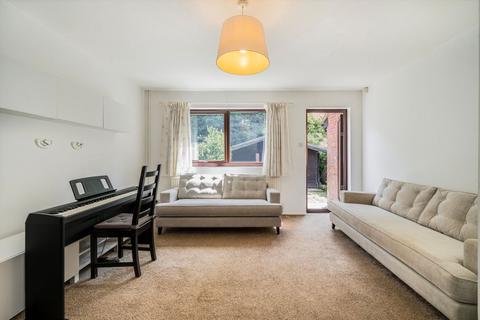 2 bedroom terraced house to rent, Fleetwood Close, London E16