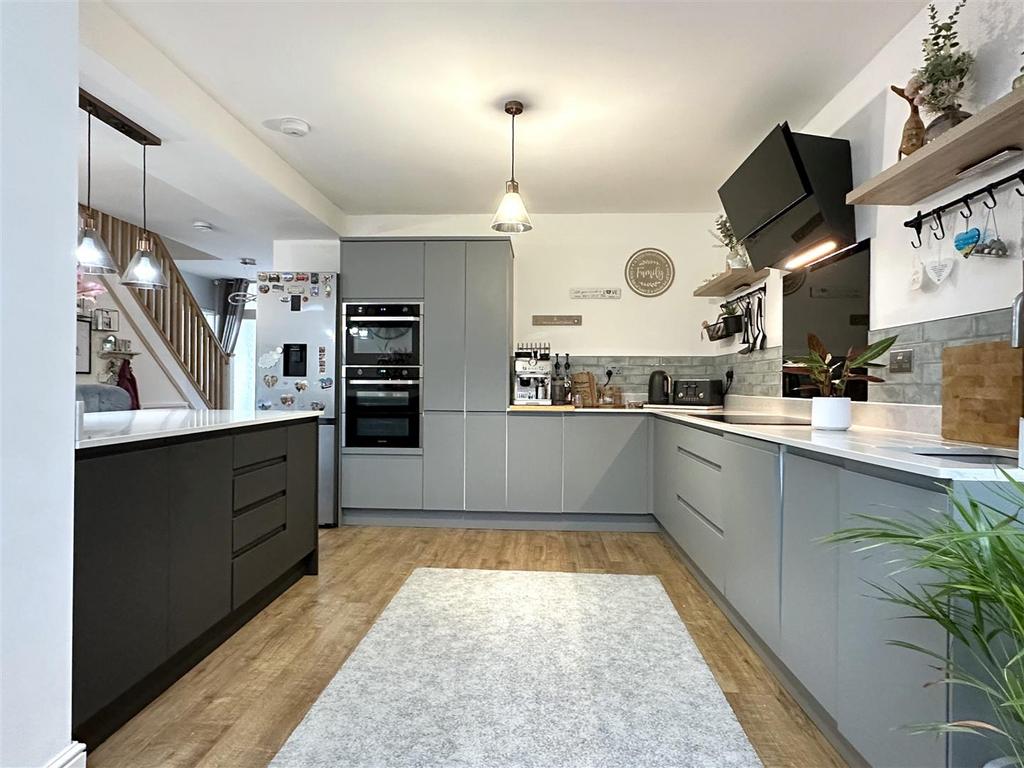 Spacious Contemporary Kitchen 650