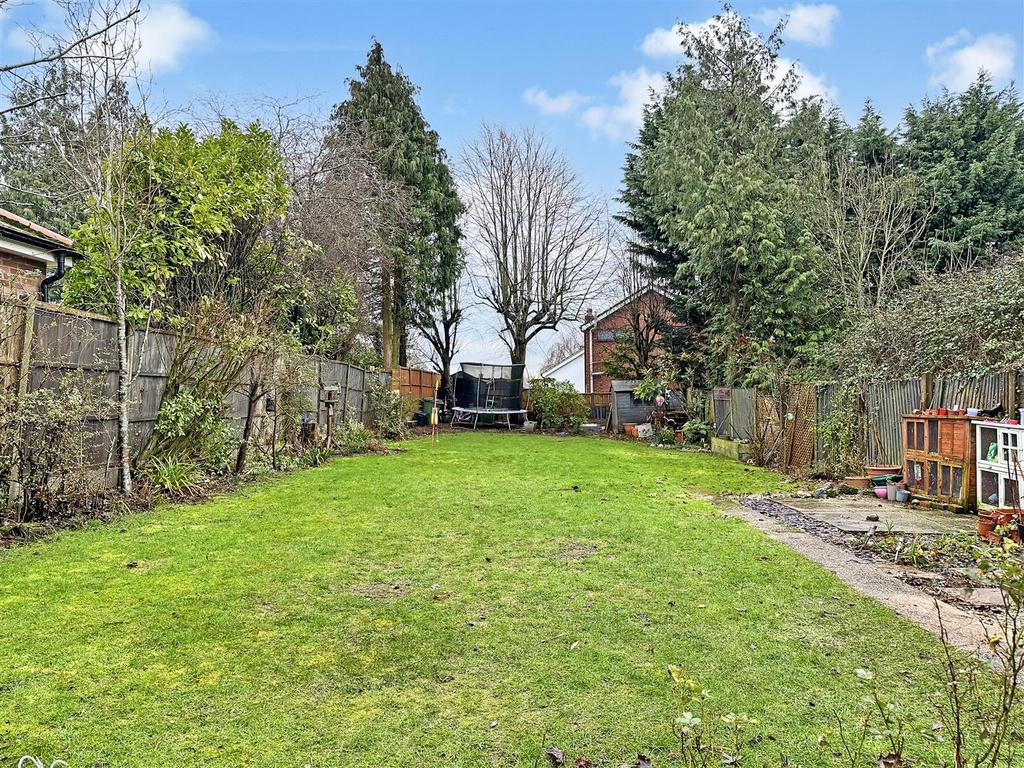 Large Private Garden 655