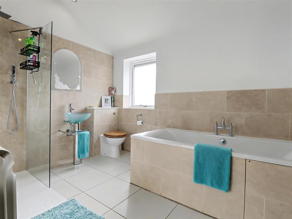 Ensuite bedroom 2