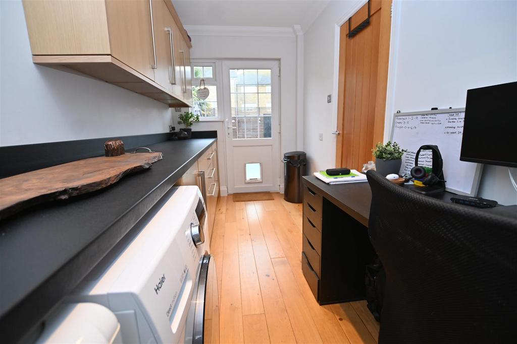 Utility Room / 2nd Kitchen