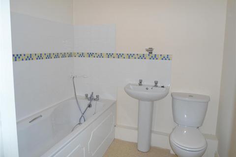 2 bedroom flat to rent, Railway Street, Gillingham