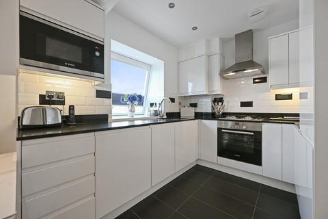 2 bedroom apartment for sale, Woodcote Side, Epsom, KT18