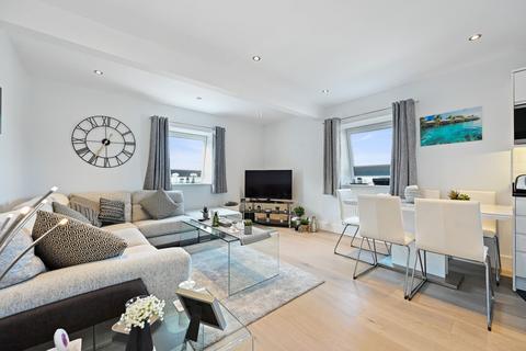 2 bedroom apartment for sale, Woodcote Side, Epsom, KT18
