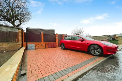 3 bedroom semi-detached house to rent, Oldfields Road, Sutton SM1