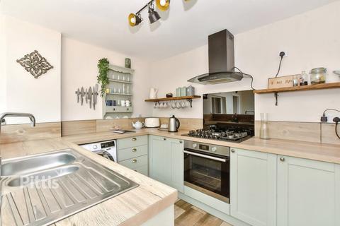3 bedroom semi-detached house to rent, Victoria Road Freshwater PO40